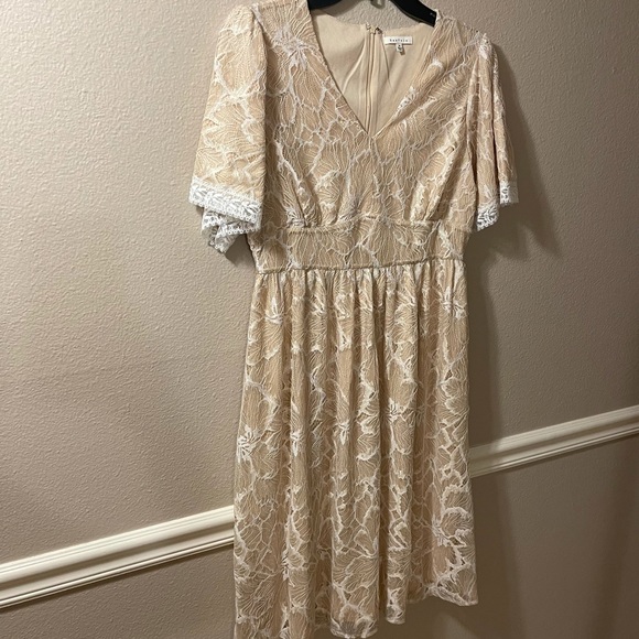 BaeVely Cream and White Lace Dress Size Medium - Picture 3 of 13